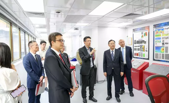 代表團參觀深空探測研究中心，中心副主任吳波教授（右三）介紹理大參與國家深空探測任務的科研成果