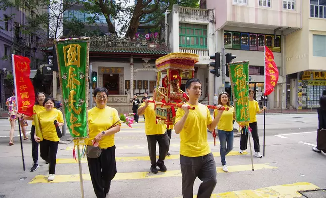 抬神轎與儀仗隊伍巡遊