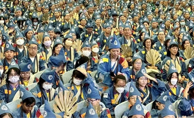 大批身著濟公裝束手持蒲扇的參加者