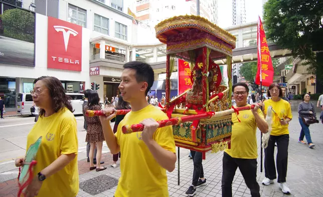 抬神轎隊伍於街頭巡遊