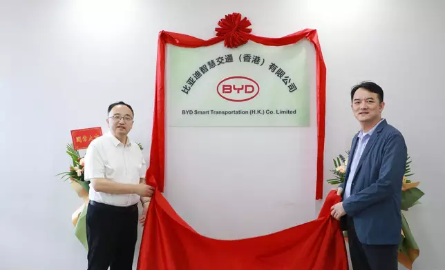 比亞迪智慧交通（香港）有限公司落戶香港大埔白石角科學園東路 1 號核心大廈。圖左為該公司董事任林先生，圖右為總經理李亮亮先生。