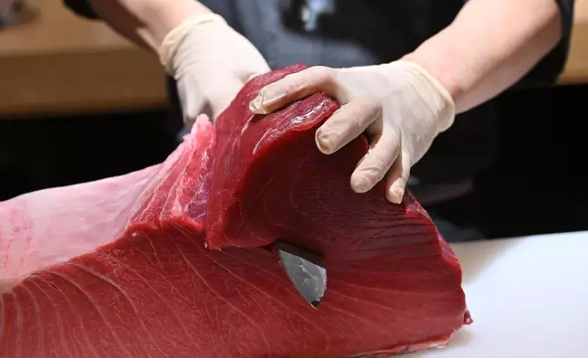 職人現場處理新鮮空運到港的魚獲，確保日本工藝與鮮度