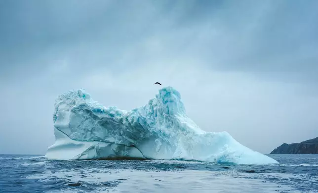 海上漂浮的獨立冰山全貌
