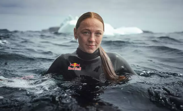 Molly Carlson 身穿潛水衣置身海中