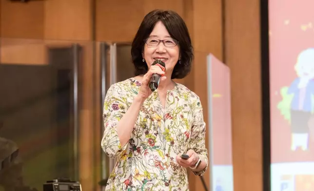 私隱專員鍾麗玲與長者同賀國慶。