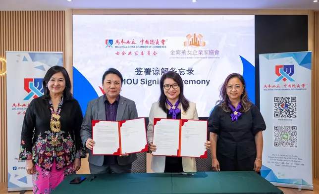 考察團拜訪大馬推動馬中經貿的核心商會——馬來西亞-中國總商會（MCCC），並與MCCC簽署第二份合作備忘錄（MOU)。MCCC女企業家委員會主席趙燕芳女士(左二)、MCCC副總會長拿督施明玉女士(左一)；金紫荊女企業家協會主席許佩珊女士(右二)、見證人本會永遠榮譽會長兼慈善基金會主席詹嘉莉女士(右一)。