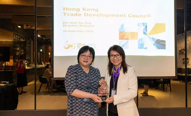 考察團與香港貿易發展局馬來西亞總監何志英女士（左）互相交換紀念品。