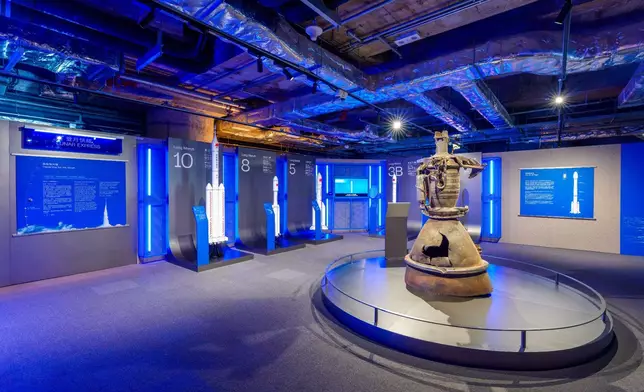 展覽現場展出的真實火箭推進器殘骸與太空基建設施