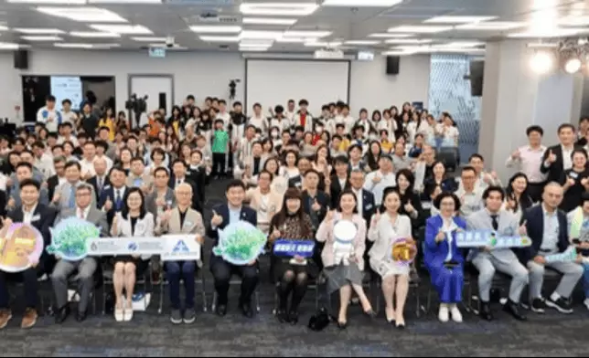 全場大合照，主禮嘉賓、贊助機構代表、評審與全港各中學得獎師生同賀航天盛事