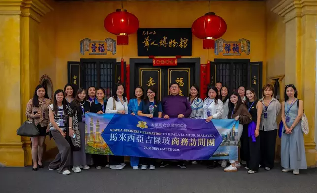 考察團特別安排參訪由馬來西亞「華總」第二任總會長（丹斯里企業家）秉持文化傳承使命發起的「馬來西亞華人博物館」，獲得館長林家豪(左10)親自接待與深度導賞。