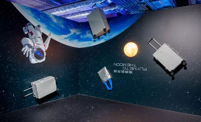 位於戶外展區的巨型充氣星球與太空人藝術裝置