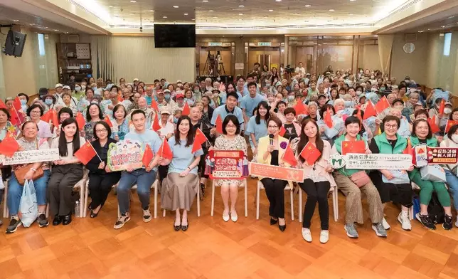 私隱專員公署關愛義工隊為約 200 名灣仔區長者舉辦國慶同樂愛心聚會。