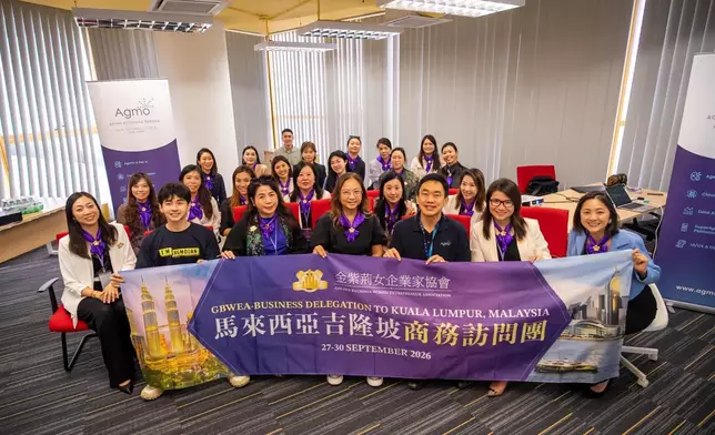 考察團實地走訪馬來西亞上市科技企業 Agmo Holdings Berhad，與聯合創辦人兼首席執行官陳奕強（Tan Aik Keong）（前右3）交流馬來語大語言模型（Malay LLM）、GPU 算力託管及「4G 駐點工程師」等 AI 落地方法論。