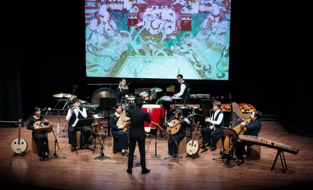 香港天籟敦煌樂團帶來的《敦煌迴響》（Resonance of Dunhuang）音樂會在多倫多市中心的 Jane Mallett Theatre 登場。圖片來源：香港天籟敦煌樂團