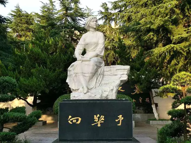 立於武漢的向警予雕像。