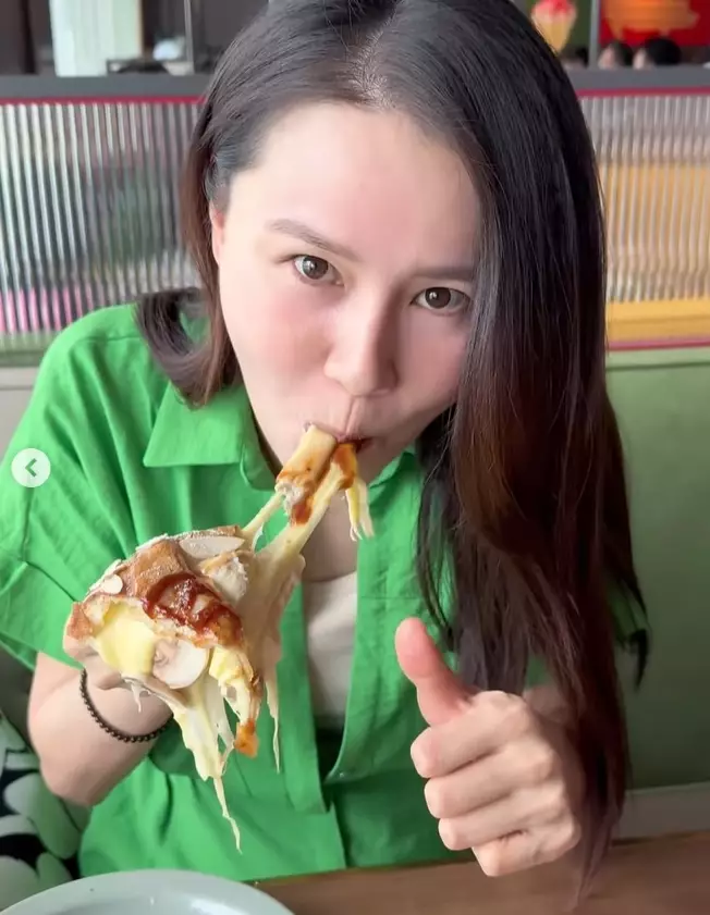 歎美食。
