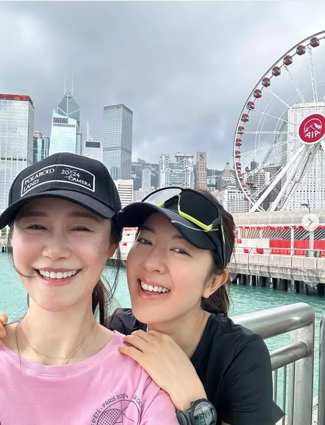相約好友唐詩詠一同去跑步。