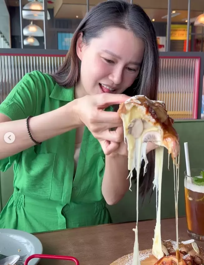 歎美食。