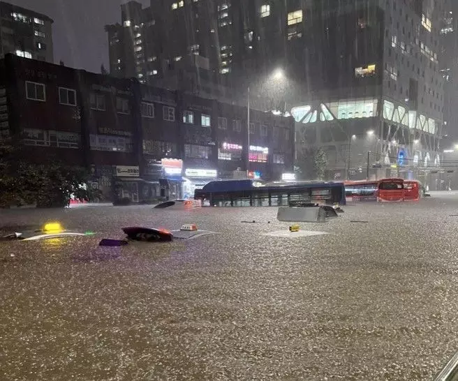 首爾地鐵江南站外公車險遭滅頂。