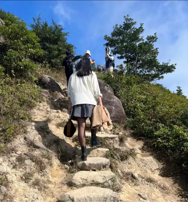港女OL裝短裙黑絲加長靴行山。