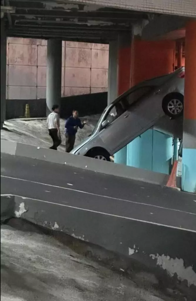 88歲司機盧先生在香港停車場撞車後獲救。上圖片