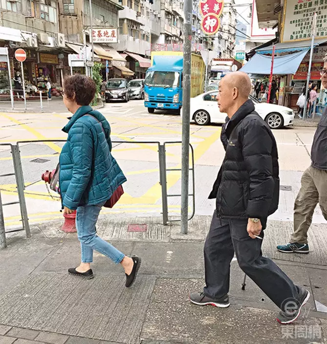 無綫嘅前金牌監製李添勝同老婆行街,不過佢老婆專登行快兩步,避佢啲二手煙。東周圖片