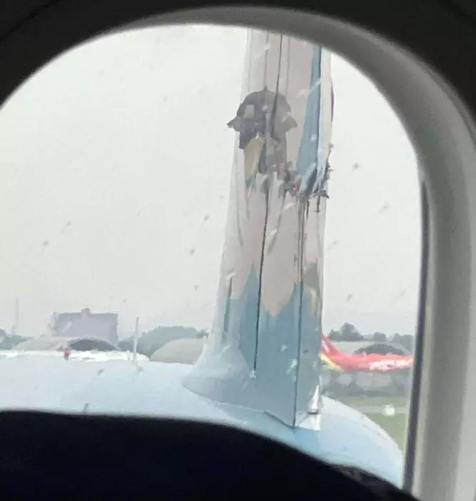 越南航空兩客機滑行道上「內閧」波音787機翼削破空巴垂直尾翼。圖片來源:X@FlightModeblog