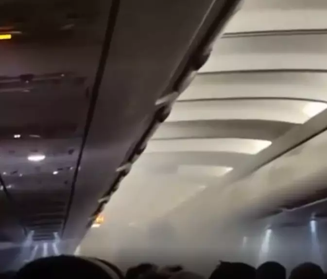 機艙裡煙霧瀰漫。影片截圖
