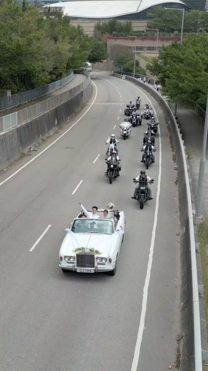 Harley-Davidson迎娶電單車車隊隨一對新人出發回酒店。