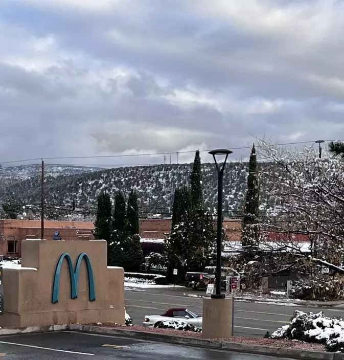 美國塞多納因景觀規劃，誕生全球唯一藍色麥當勞，意外成為旅遊打卡熱點。圖片來源：Yelp網站塞多納麥當勞分店