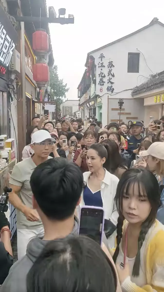 全程被大批途人圍觀。