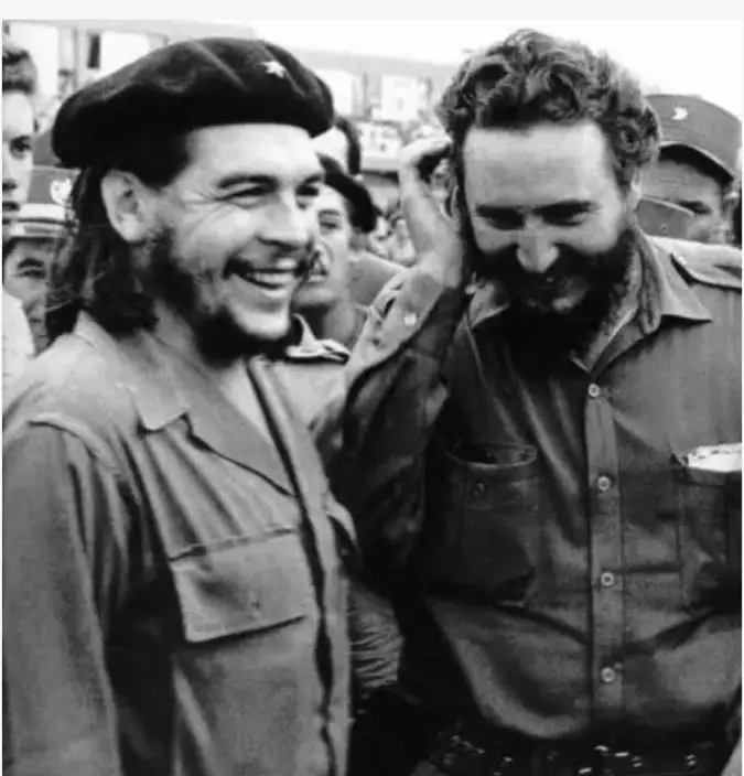 哲古華拉(左) 和卡斯特羅(右)一起在古巴搞革命成功。