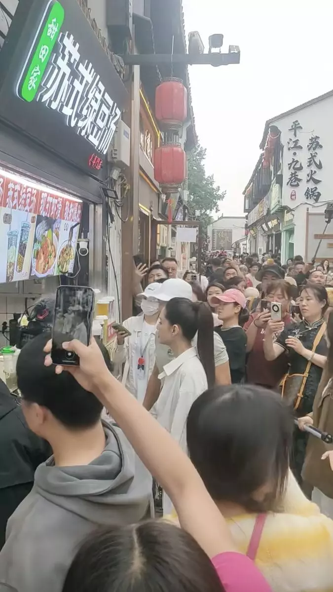 李若彤近日在蘇州街頭進行拍攝工作。