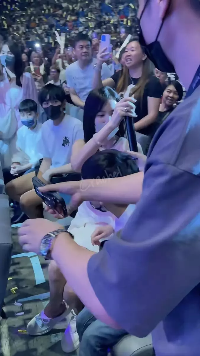 陳若儀帶同三個兒子力撐老公!