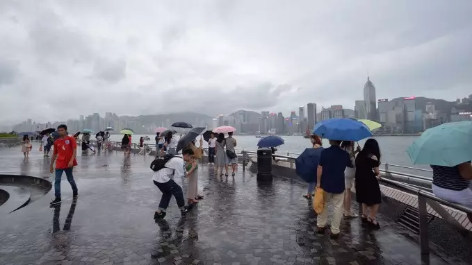 香港天文台在上午10時20分發出黃色暴雨警告信號。（資料圖片）