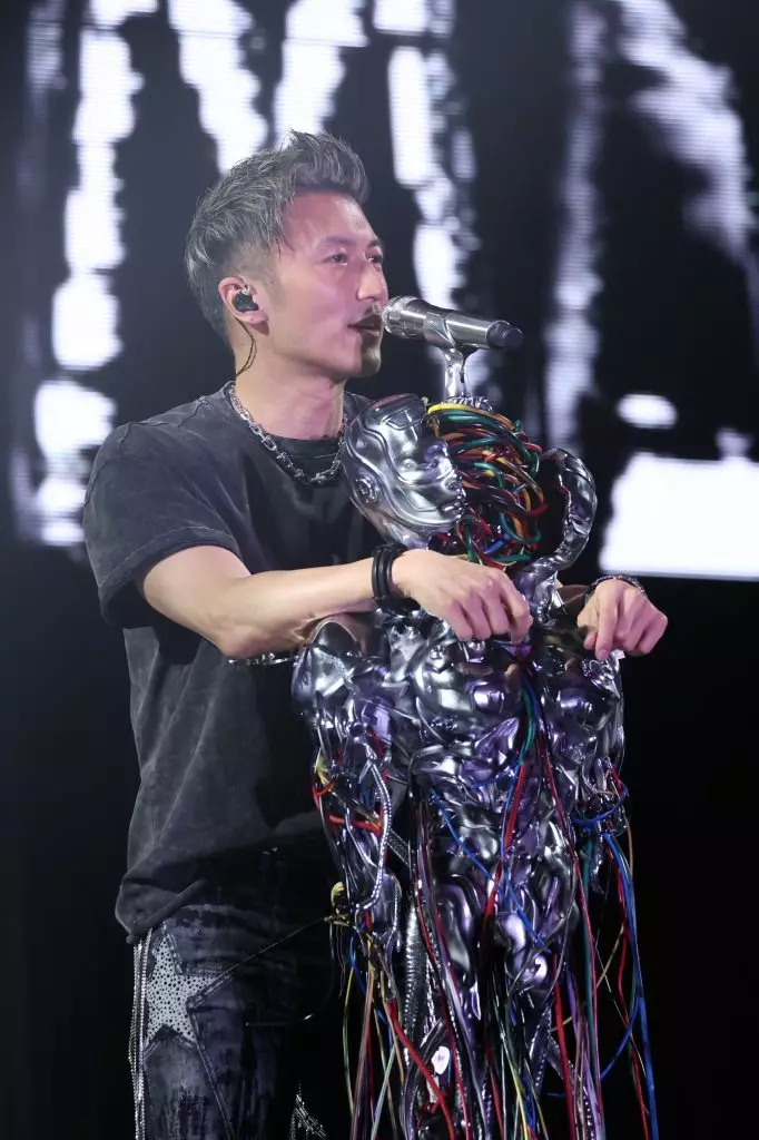 全程僅穿著一套歌衫