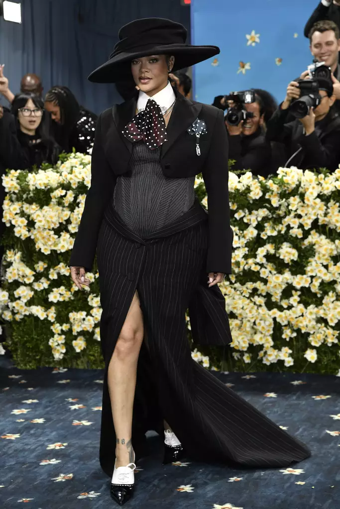Rihanna「壓軸登場」Met Gala紅毯。AP圖片