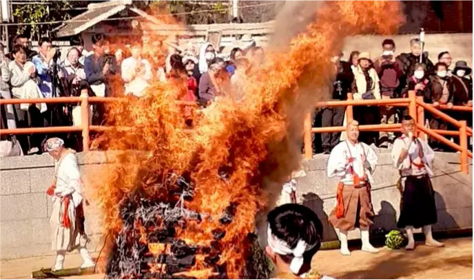 日本兵庫寺廟火祭烈焰意外化成「火炎馬」，迎接丙午馬年的奇景在網上熱傳。X圖片