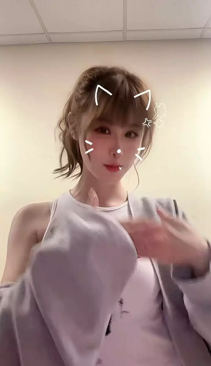 刻意拉低衣領微露香肩