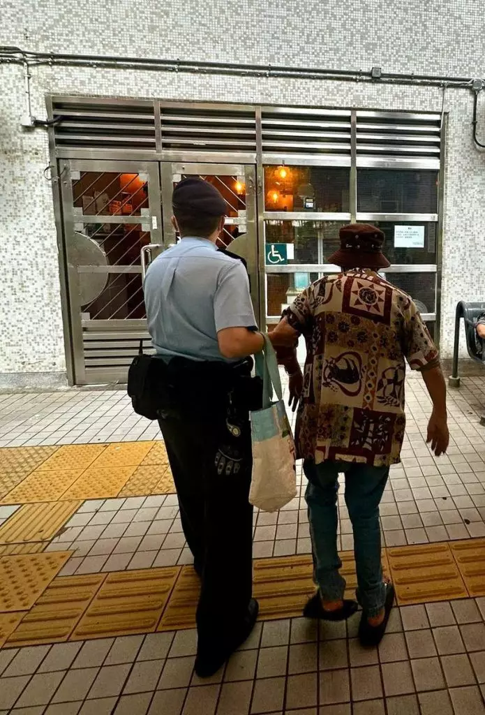 衝鋒隊人員隨即護送老翁回家與兒子團聚。