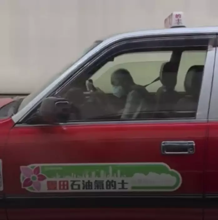 有網民拍到的士司機疑似「一邊揸車一邊瞓覺」的片段。（FB影片截圖）