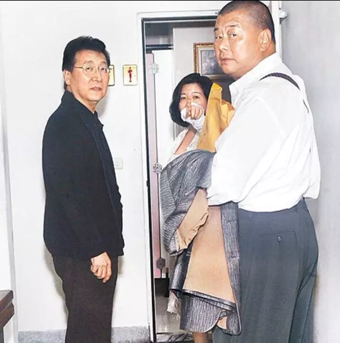 台灣大選副總統候選人趙少康(左)與黎智英(右)交情甚深，經常到黎的豪華別墅密斟，曾呼籲提名黎為諾貝爾和平獎候選人。