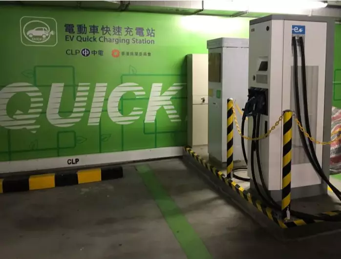 充電站。巴士的報記者攝