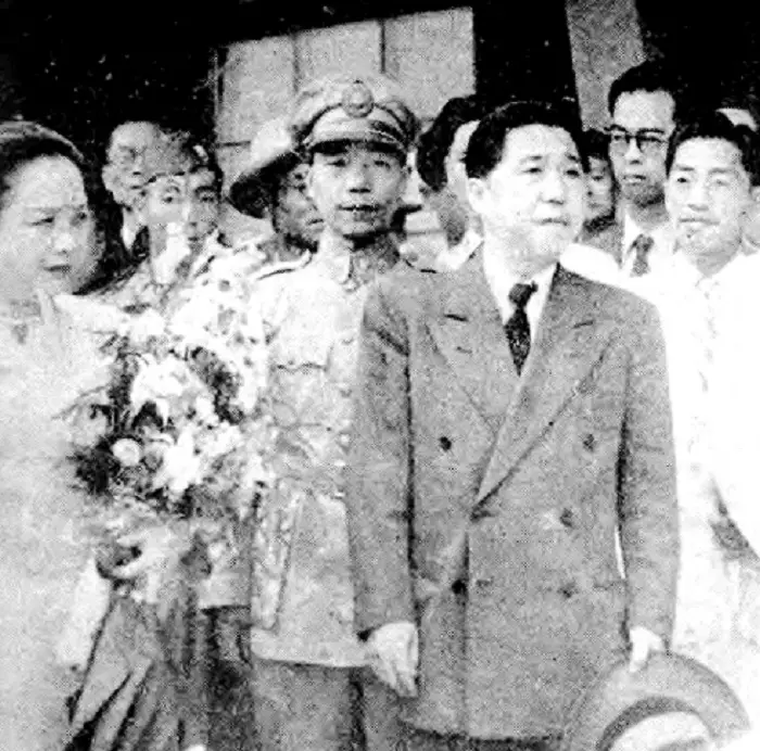 1947年5月15日,魏道明偕夫人鄭毓秀抵台赴任,著軍裝者為台灣警備司令彭孟緝。