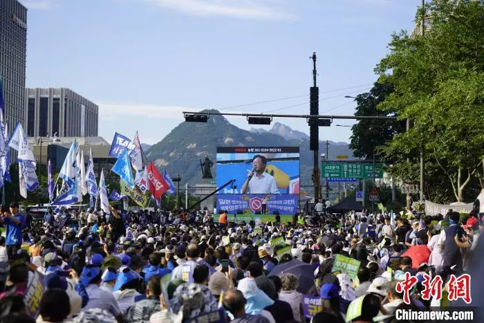 李在明8月31日起在國會大廈前搭設帳篷，開始絕食靜坐抗議。中新網圖片