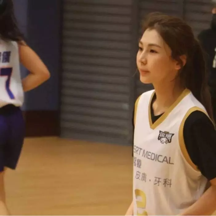 Zaina加入EMlookreal女子籃球隊，試過參加友誼賽。