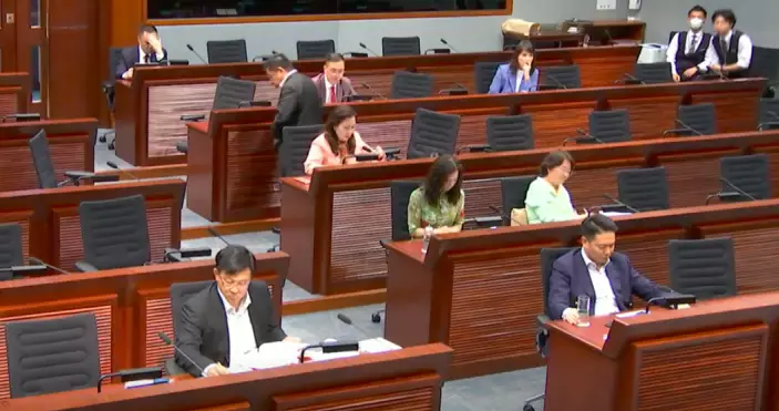 立法會政制事務委員會星期四討論政府建議立法增設「同性伴侶關係登記機制」。