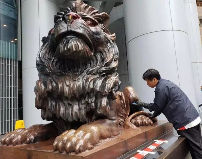 滙豐派人為銅獅子清理。本網記者攝。