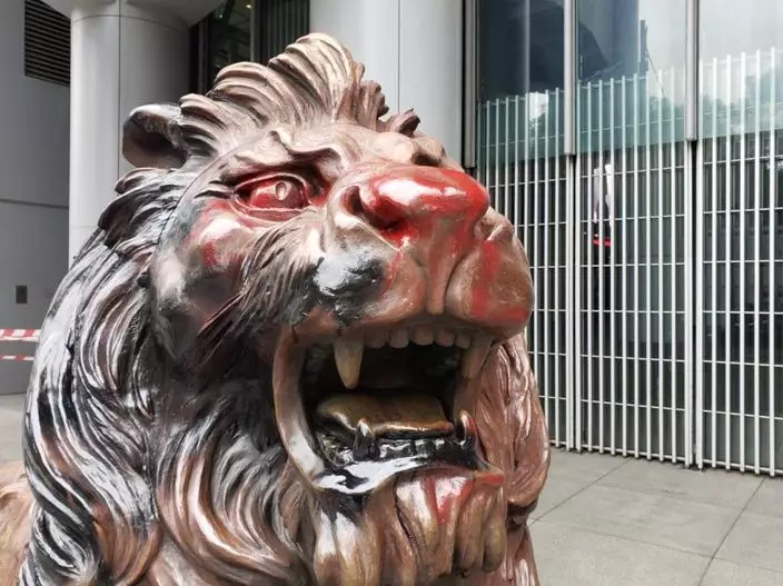 另一隻獅子Stephen都滿身紅油。本網記者攝。