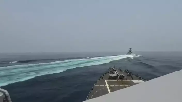 美國海軍4日深夜公布解放軍艦「蘇州號」3日橫切美軍驅逐艦「鍾雲號」船頭前方的30秒影片。AP